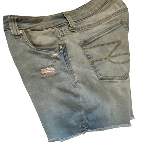 Seven7 Weekend Short High-Rise Jean Shorts with Mild Distressing Size 4 - Picture 3 of 13